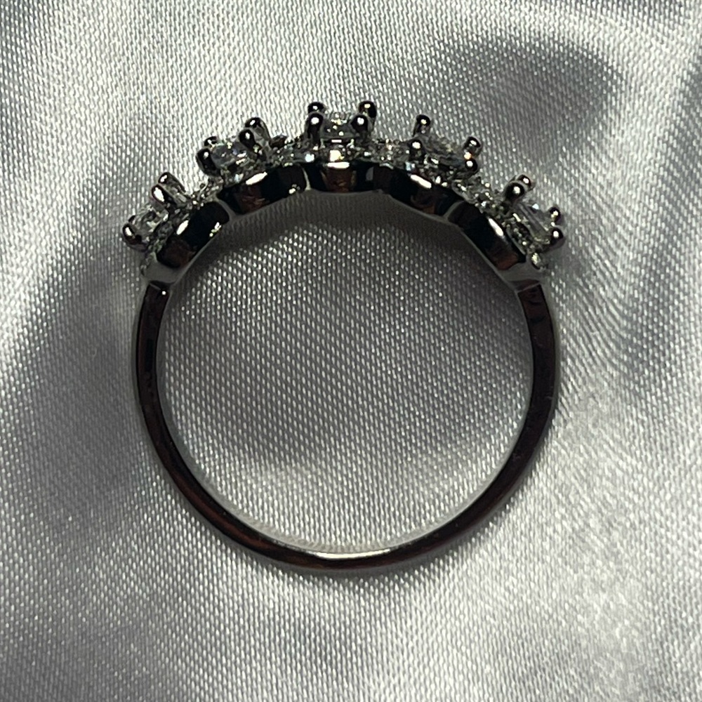 Gorgeous Sterling Silver Ring With Simulated Diamonds and Crystals~ Size 10~ New - Picture 9 of 15